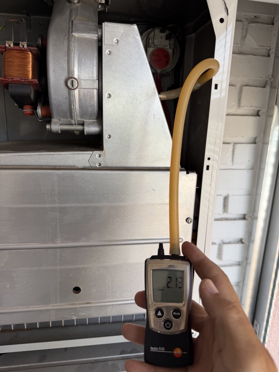 Técnico reparando una caldera en Colina, Madrid Este